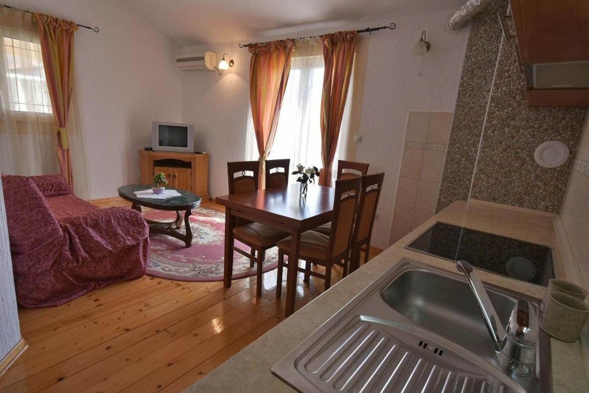 Apartments Popadic With Parking Herceg Novi Rom bilde